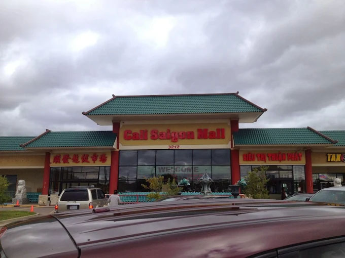 Cali Saigon Mall: A vibrant hub for dining, shopping, and cultural experiences.